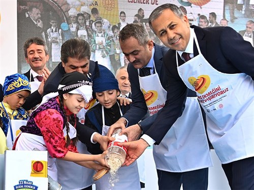 استاندار یرلی کایا با کودکان شرکت کننده در سیزدهمین جشنواره بین المللی نان صلح دیدار کرد